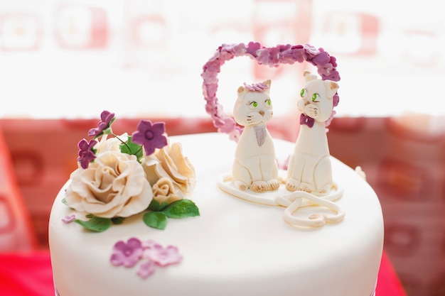 Hochzeitsmastixkuchen verziert mit Blumen und Katzenzahlen, Nahaufnahme