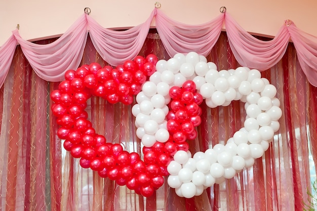 Hochzeitsornament aus Luftballons