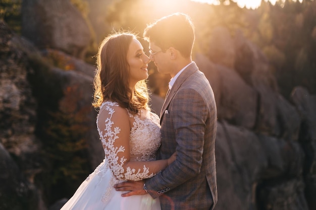 Hochzeitspaar am Abend Ruhiger romantischer Moment