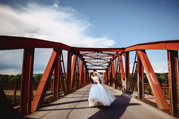 Hochzeitspaar auf der Brücke