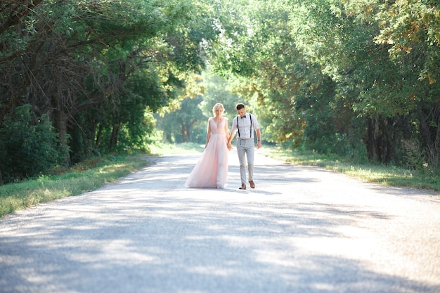 Hochzeitspaar auf der Natur im Sommertag. Braut und Bräutigam umarmen sich bei der Hochzeit.