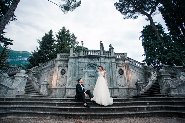 Hochzeitspaar auf der Treppe im Park