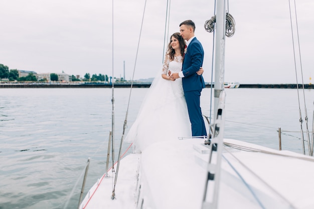 Hochzeitspaar auf der Yacht, Liebhaber posieren auf der Yacht