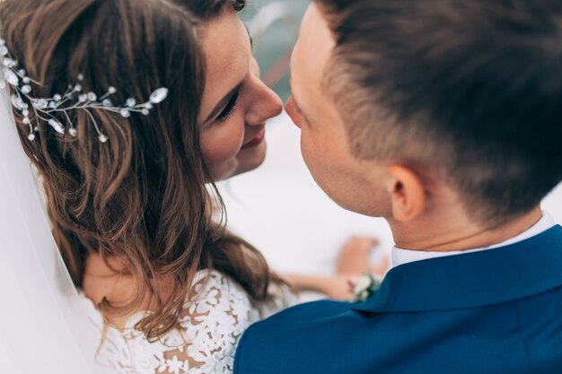 Hochzeitspaar auf der Yacht, Liebhaber posieren auf der Yacht