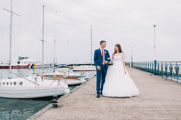 Hochzeitspaar auf der Yacht, Liebhaber posieren auf der Yacht