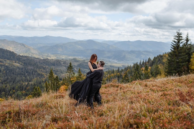 Hochzeitspaar auf einem Hintergrund von Herbstbergen