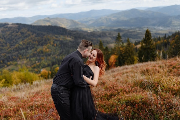 Hochzeitspaar auf einem Hintergrund von Herbstbergen