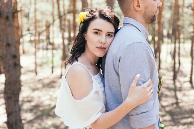 Hochzeitspaar beim Spaziergang im Wald