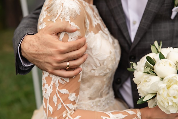 Foto hochzeitspaar, braut und bräutigam händchen haltend, schöner hochzeitstag