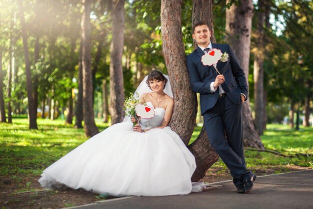Hochzeitspaar Braut und Bräutigam im Park mit Hochzeitsdekorationen Wolken mit Herz