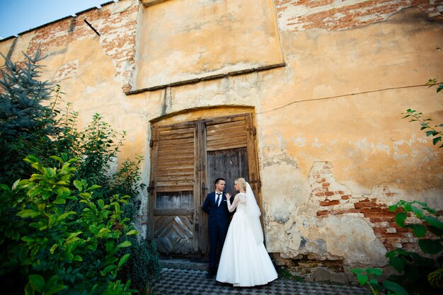 Hochzeitspaar, das auf Straßen der Stadt geht