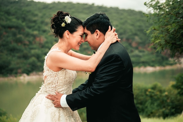 Hochzeitspaar frisch verheiratet in grüner Landschaft in den Bergen