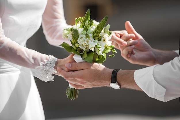 Hochzeitspaar Händchen haltend. Braut und Bräutigam