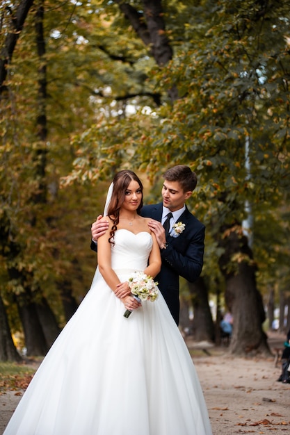 Hochzeitspaar im Freien Bräutigam und Braut