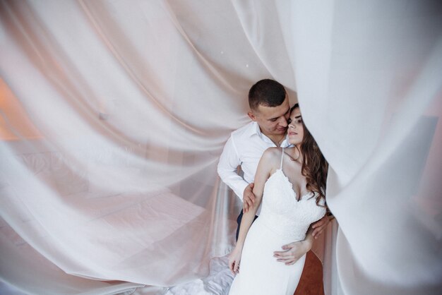 Hochzeitspaar im Hotelzimmer