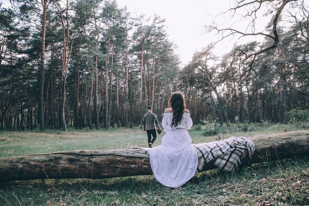 Hochzeitspaar im Pinienwald