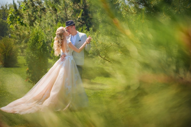 Hochzeitspaar im Sommer auf einem Spaziergang