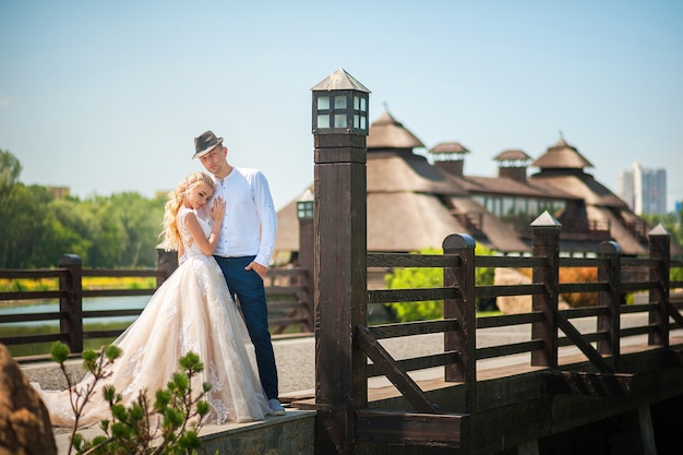 Hochzeitspaar im Sommer auf einem Spaziergang