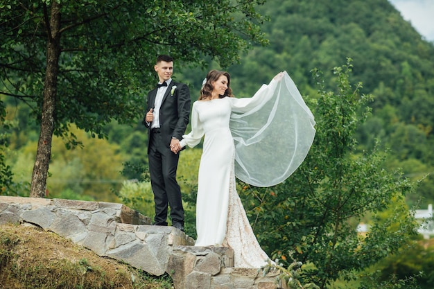 Hochzeitspaar im Wald