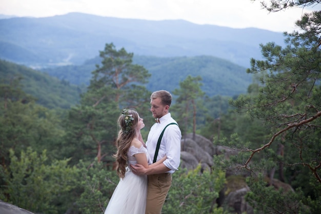 Hochzeitspaar in den Bergen