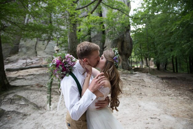 Hochzeitspaar in den Bergen