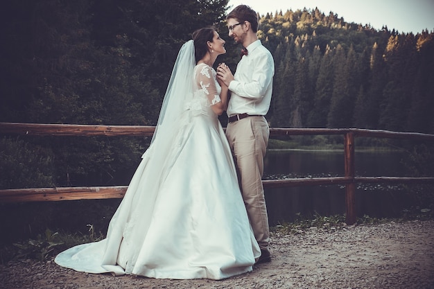 Hochzeitspaar in der Nähe von Karpaten