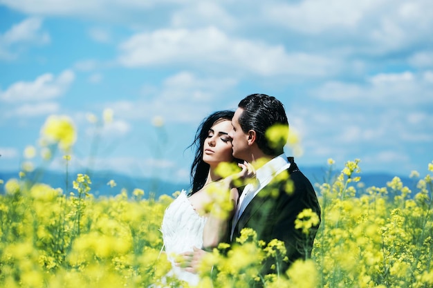 Hochzeitspaar in feldgelben Blumen