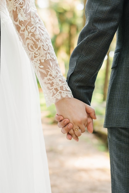 Hochzeitspaar, Liebhaber Braut und Bräutigam Händchen haltend gehen