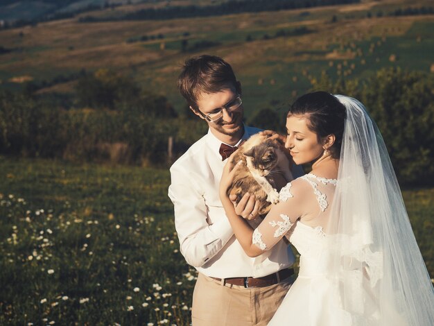 Hochzeitspaar mit Karpatenkatze