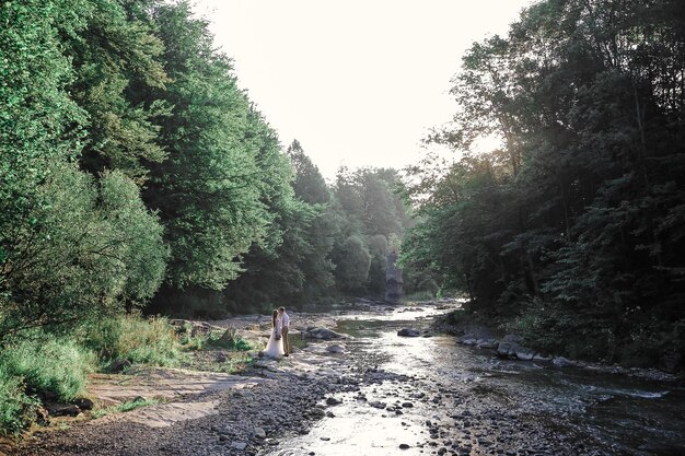 Hochzeitspaar nahe Fluss