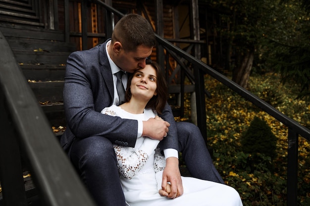 Hochzeitspaar sitzt auf der Treppe