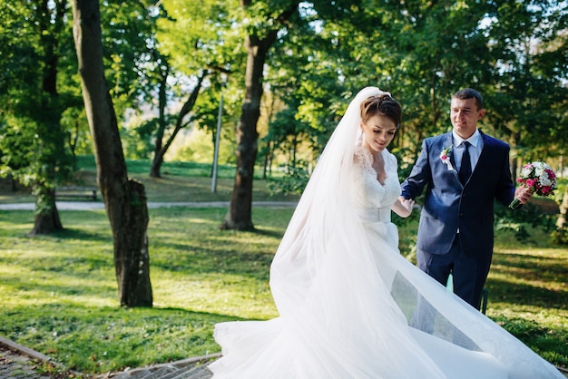 Hochzeitspaar tanzt im Park