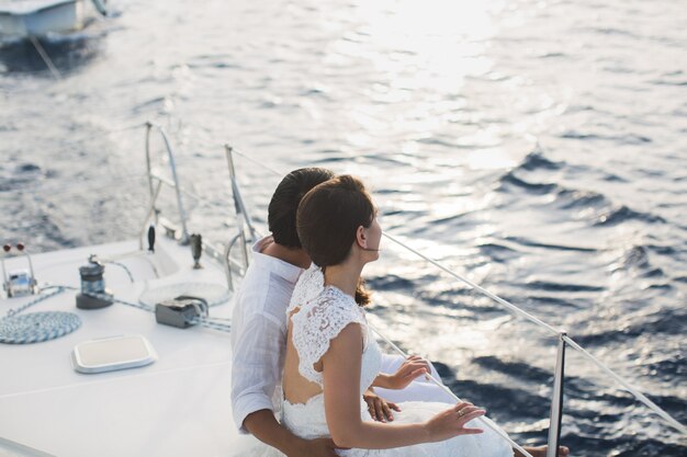 Hochzeitspaar umarmt auf einer Yacht. Schönheitsbraut mit Bräutigam.