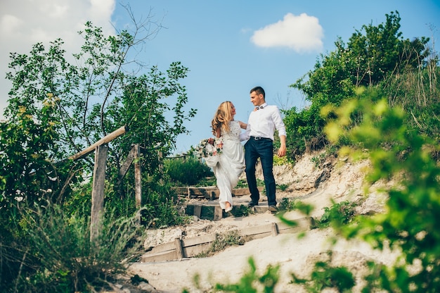 Hochzeitspaare in einem Wald in den Bergen