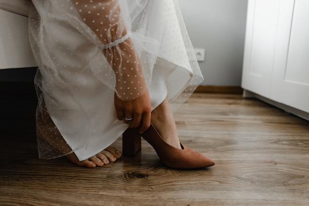 Hochzeitsschuhe für Frauen stehen in der Nähe der Schranktür. Brautschuhe.