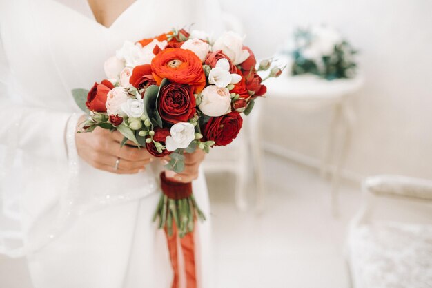 Hochzeitsstrauß aus auf der Oberfläche liegenden Rosen Hochzeitsfloristik