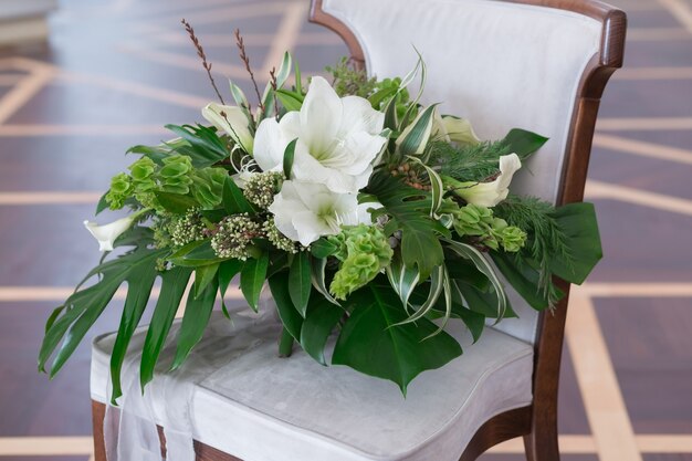 Hochzeitsstrauß aus tropischen Blumen Blühen Sie tropische Blumen und Palmblätter