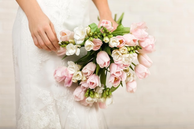 Hochzeitsstrauß aus Tulpen in den Händen der Braut