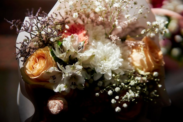 Foto hochzeitsstrauß aus weißen rosen weiße rosen blumenkomposition luxuriöser strauß frischer rosen