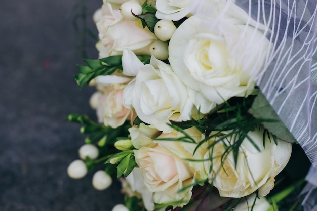 Hochzeitsstrauß aus weißen Rosen, weißen Beeren und Protea