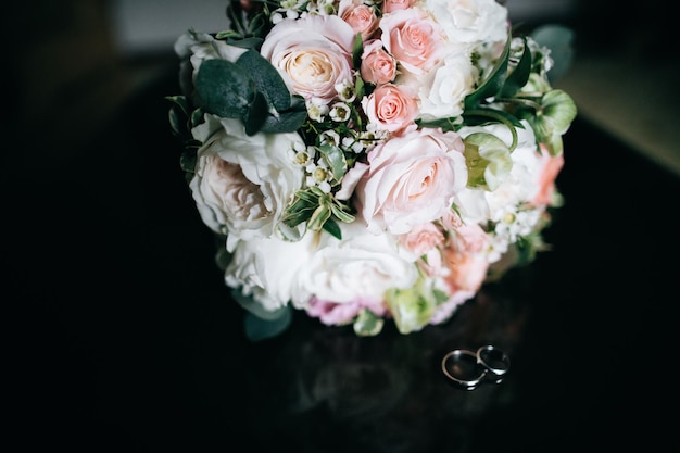 Hochzeitsstrauß aus weißen und rosa Blumen und Eheringenx9