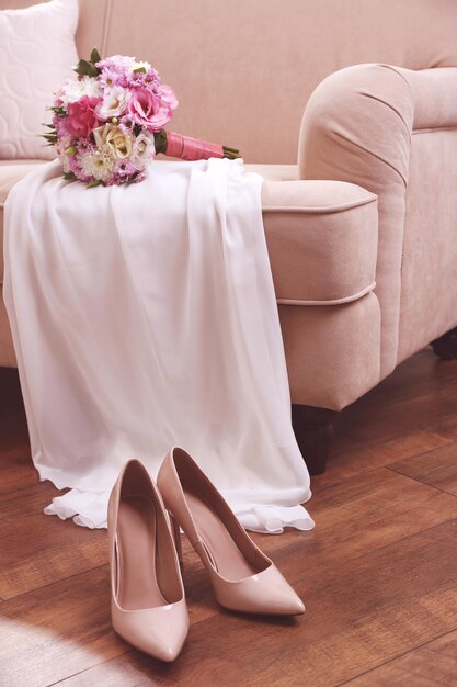 Hochzeitsstrauß, Brautjungfernkleid und Schuhe im Zimmer