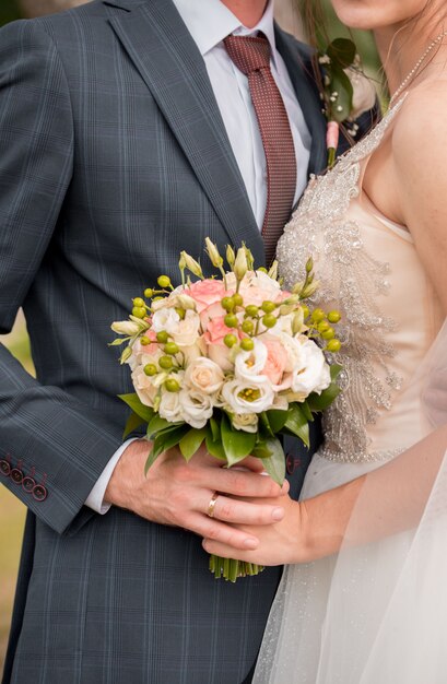 Hochzeitsstrauß der Braut. Hochzeitstag. Glückliche Braut Der Brautstrauß. Schöner Blumenstrauß von weißen Blumen. Schöne Blumen.