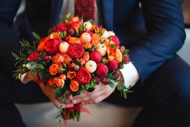 Hochzeitsstrauß der roten Blumen