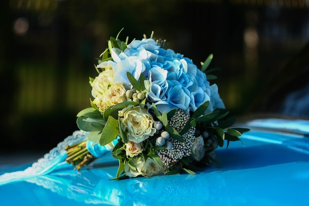 Hochzeitsstrauß einer Braut mit Hortensien und Rosen von David Austin