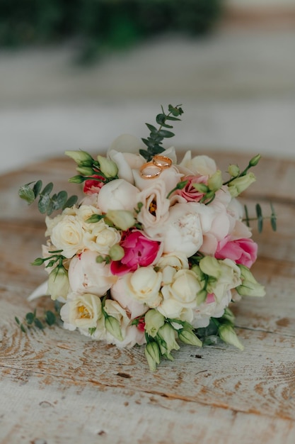 Hochzeitsstrauß frische orange rosa Rosen und weiße Eustomas