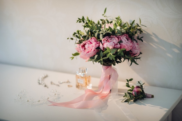 Hochzeitsstrauß mit Pfingstrosen bei der Hochzeit. Schöner Blumenstrauß.