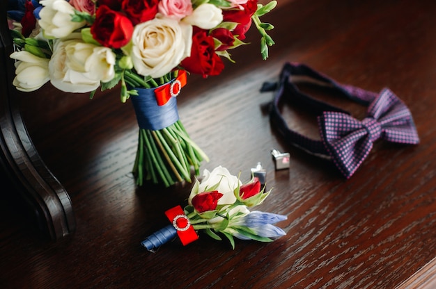 Hochzeitsstrauß mit Rosen und Ansteckblume.Die Dekoration bei der Hochzeit