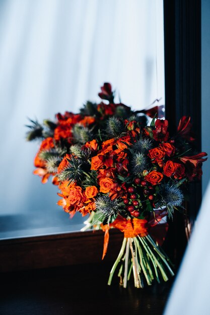 Hochzeitsstrauß mit Rosen und Boutonniere