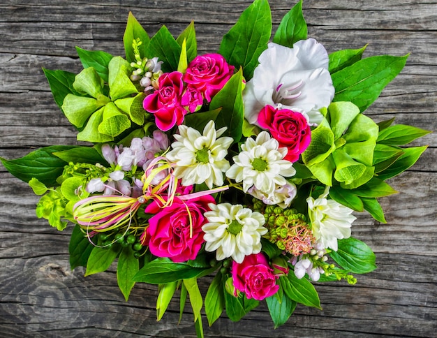 Hochzeitsstrauß mit Rosen und weißen Gerbera